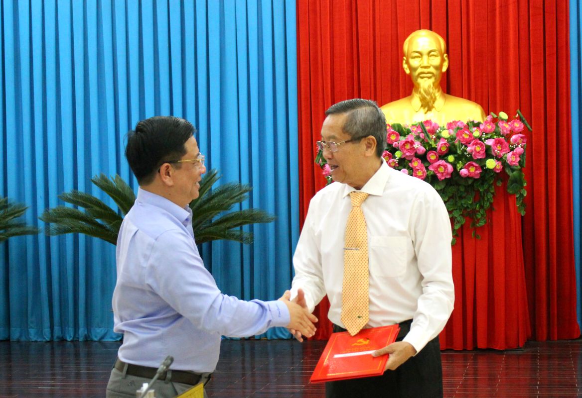 Ong Ho Van Mung - Uy vien du khuyet Ban chap hanh Trung uong Dang, Pho Bi thu Tinh uy, Chu tich Uy ban nhan dan tinh An Giang bat tay chuc mung ong Le Van Nung sau khi nhan quyet dinh nghi huu truoc tuoi. Anh: Luc Tung