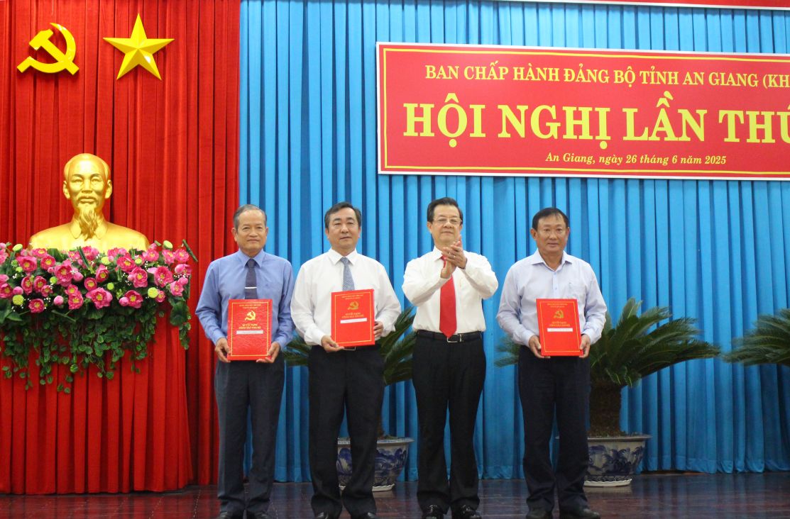 Bi thu Tinh uy An Giang Le Hong Quang (thu 2 phai sang) trao quyet dinh cho 3 Uy vien Ban Thuong vu Tinh uy nghi huu truoc tuoi (tu phai sang, 1 Nguyen Tiec Hung, 3, Ngo Hong Yen, 4, Do Tan Kiet. Anh: Luc Tung