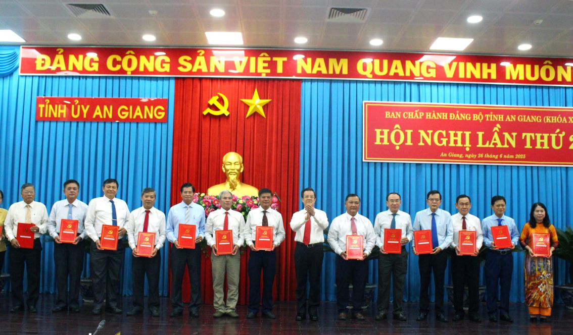 Bi thu Tinh uy An Giang Le Hong Quang trao Quyet dinh cho 19 can bo nghi huu truoc tuoi. Anh: Luc Tung