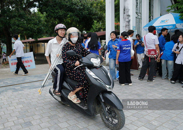 El candidato Le Viet Dung fue recogido por su madre en el examen de graduacion de la escuela secundaria en 2025. Foto: Quang dat