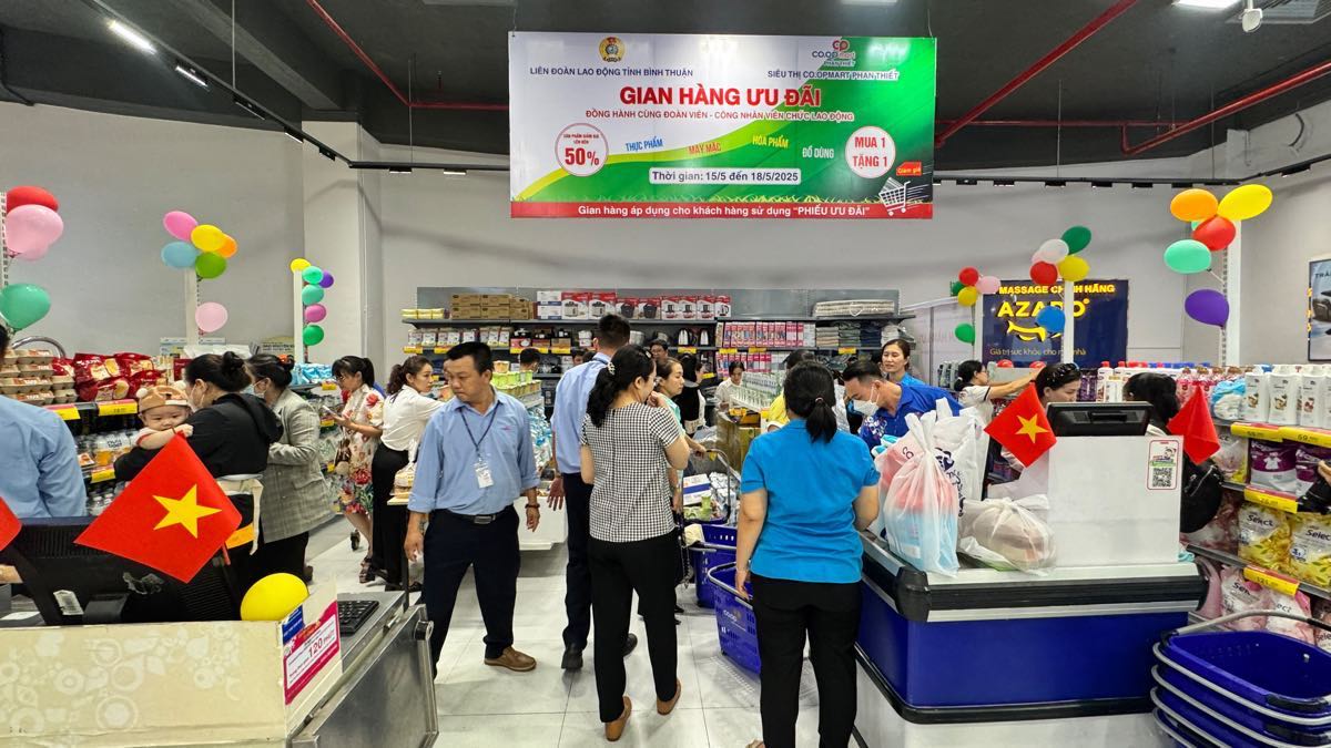 Cong doan Binh Thuan phoi hop to chuc gian hang uu dai mang lai phuc loi cho doan vien. Anh: Duy Tuan