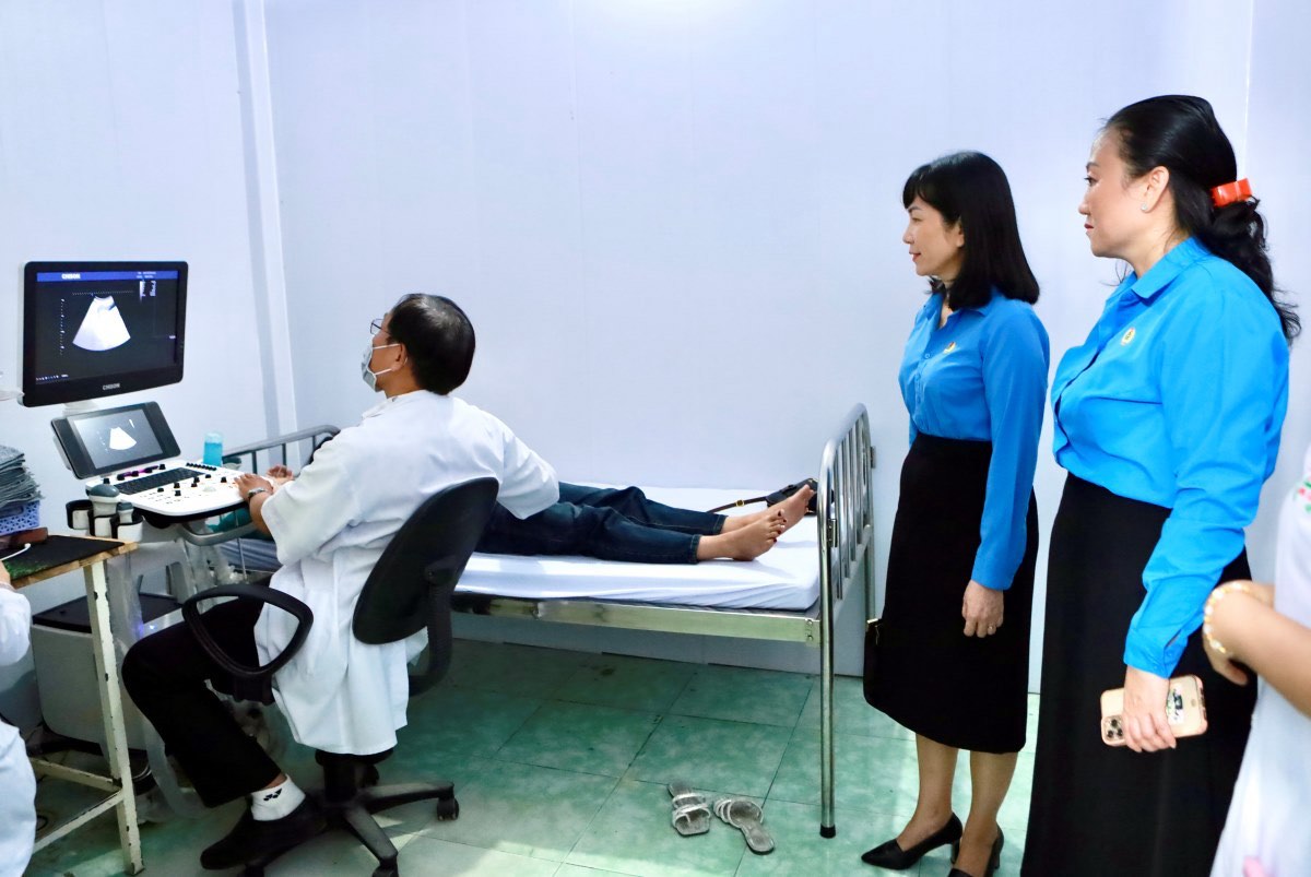 To chuc kham suc khoe cho nu cong nhan kho khan. Anh: Duy Tuan