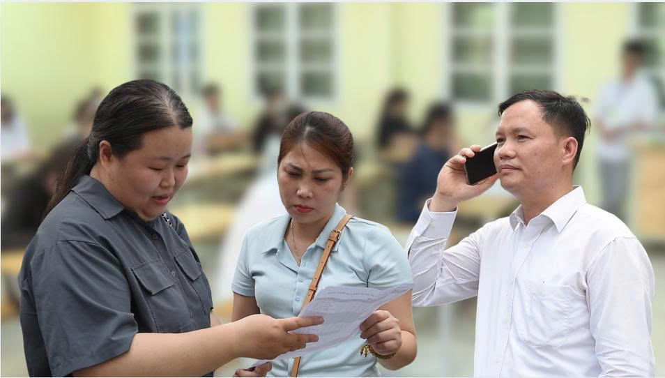Teachers silently support teachers outside the exam room