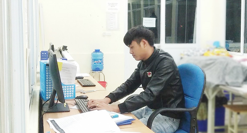 Anh Nguyên - công nhâ chấp nhận đi làm xa bởi lương và chế độ tốt hơn các công ty gần nhà. Ảnh: Mạnh Cường. 