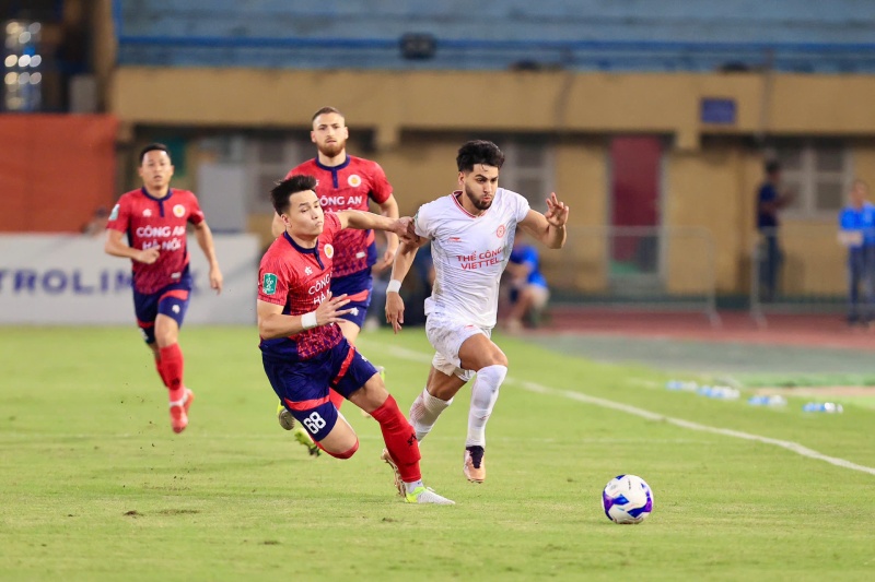 Tran dau tren san Hang Day dang dien ra rat cang. Anh: Minh Dan