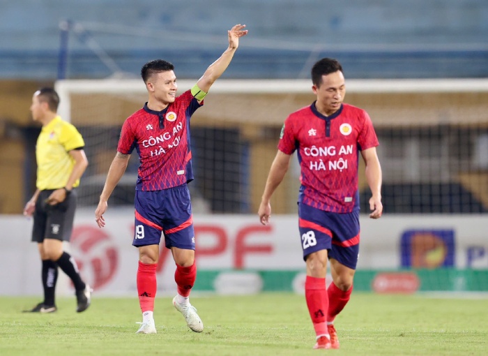 Quang Hai nhan doi cach biet cho doi bong nganh Cong an. Anh: Minh Dan
