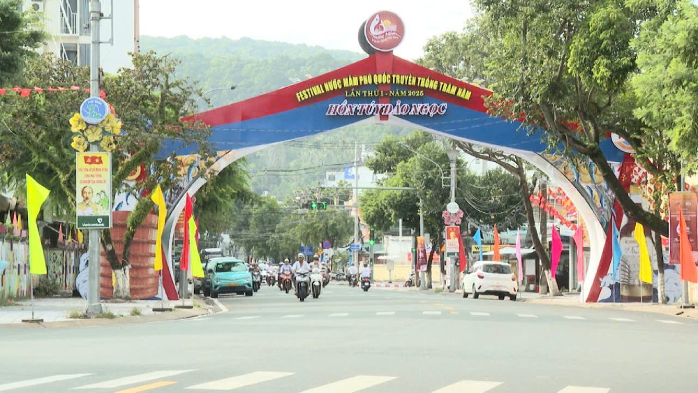 The first Phu Quoc Traditional Fish Sauce Festival in 2025 with the theme "The soul of the Pearl Island". Photo: Xuan Nhi