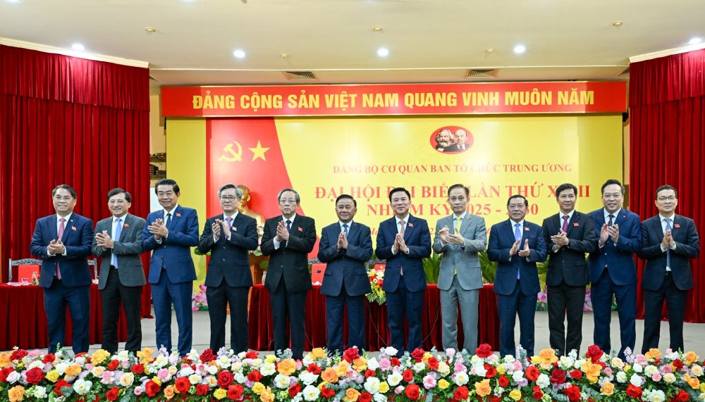 Miembro de Politburo, Secretaria del Comite Permanente Tran Cam TU y Delegados y miembros del partido del Comite Central del Comite Organizador Central. Foto: Duy Linh