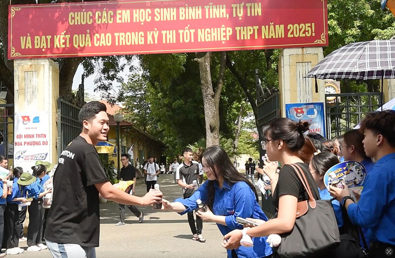 Free students are excited when the Literature exam is suitable, the Math exam easily achieves a good score or higher