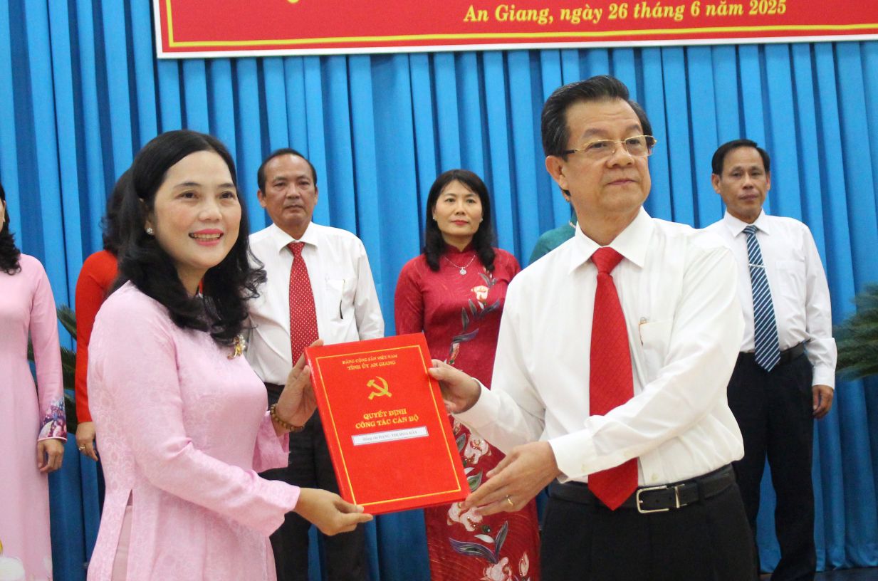 Ba Dang Thi Hoa Ray - Uy vien Ban Thuong vu Tinh uy, Chu tich UBMTTQVN tinh, duoc dieu dong, chi dinh tham gia Ban Chap hanh, Ban Thuong vu Dang uy, giu chuc vu Bi thu Dang uy xa An Chau... Anh: Luc Tung
