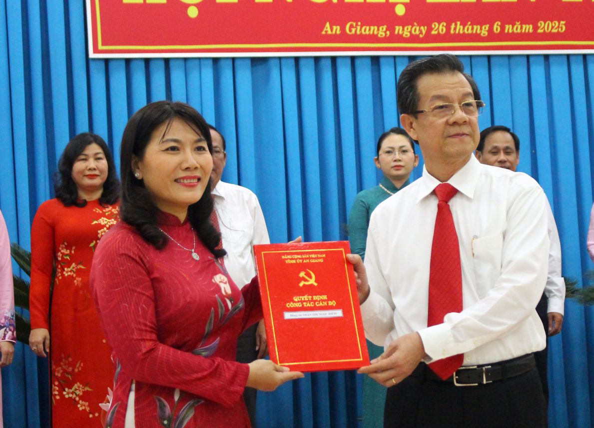 Ba Tran Thi Ngoc Diem -  Tinh uy vien, Giam doc So Giao duc va Dao tao,  duoc dieu dong, chi dinh tham gia Ban Chap hanh, Ban Thuong vu Dang uy, giu chuc vu Bi thu Dang uy phuong Binh Duc... Anh: Luc Tung 