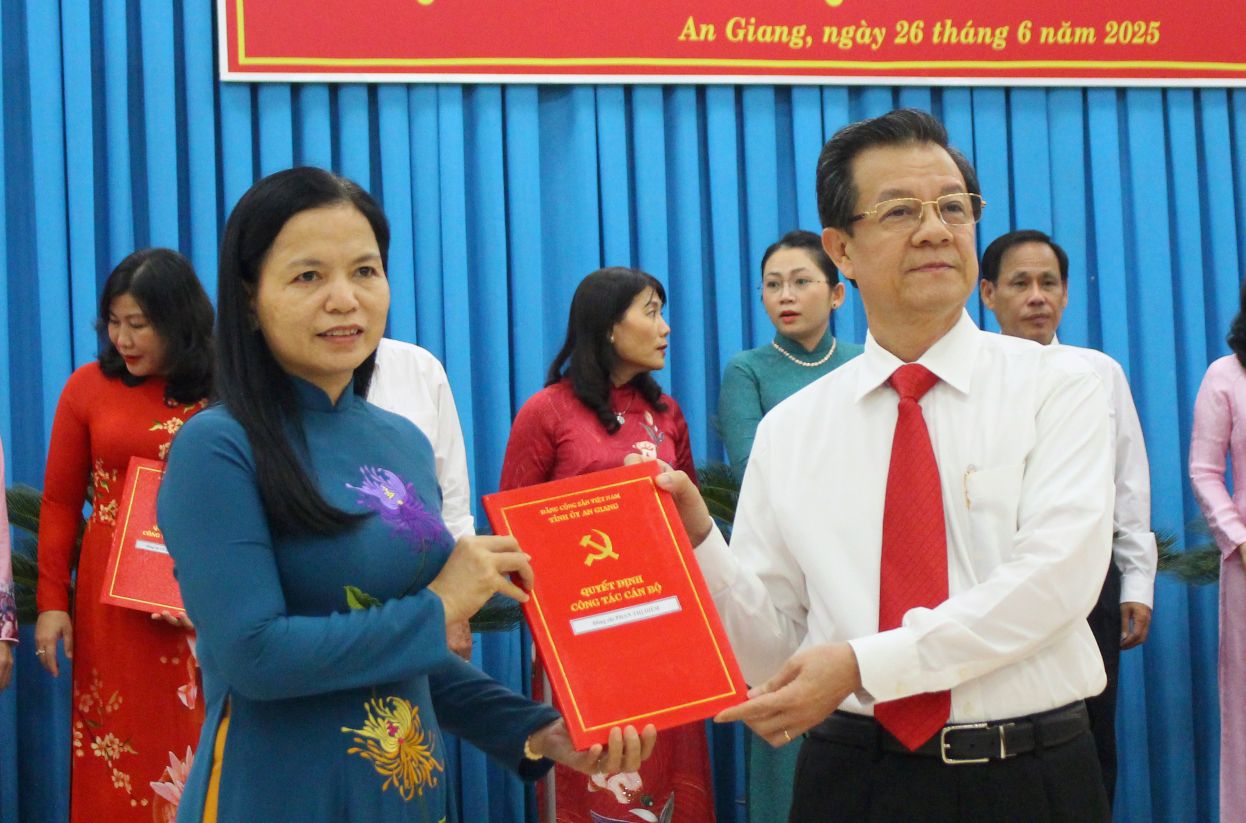 Ba Phan Thi Diem - Chu tich Lien hiep Phu nu tinh, duoc dieu dong, chi dinh tham gia Ban Chap hanh, Ban Thuong vu Dang uy, giu chuc vu Bi thu Dang uy xa Long Kien... Anh: Luc Tung 
