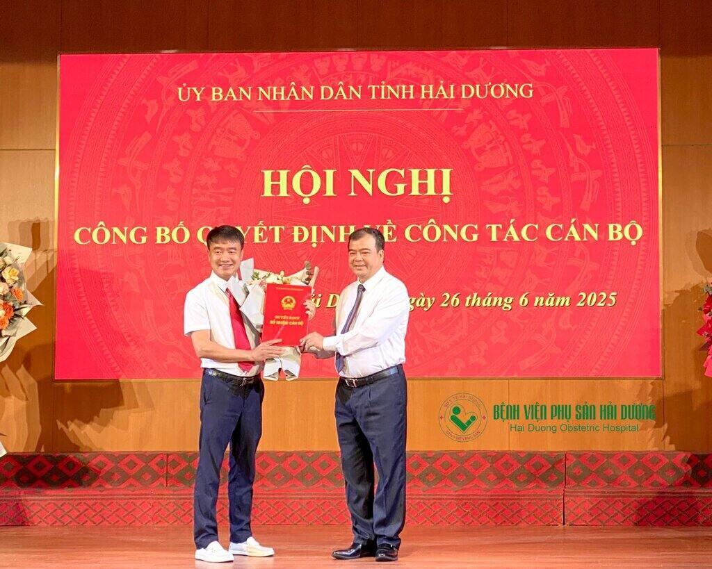 Vice Chairman of the Provincial People's Committee Nguyen Minh Hung presented the decision to appoint Dr. Pham Van Dien to the position of Director of Hai Duong Obstetrics and Gynecology Hospital. Photo: Hai Duong Obstetrics and Gynecology Hospital