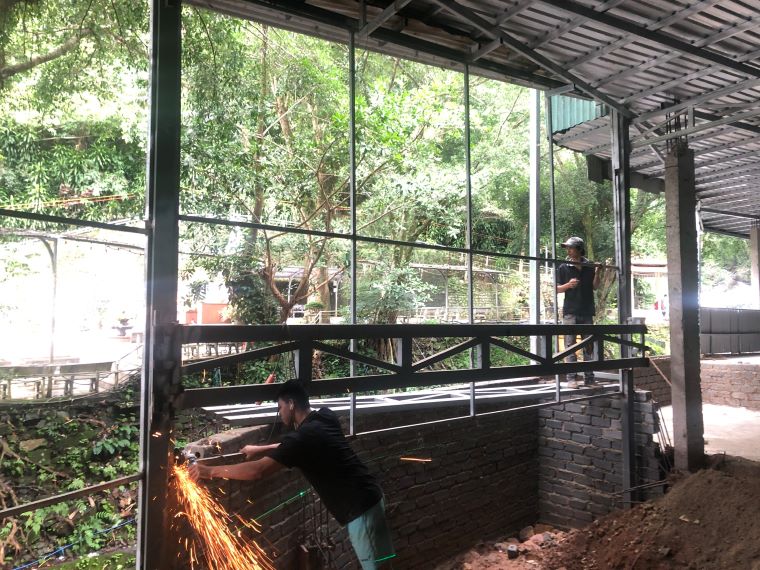 Người vi phạm cho tháo dỡ công trình trái phép trên đèo Bảo Lộc. Ảnh: Lam Hồng