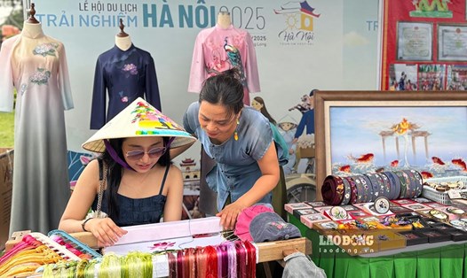 Khách tham quan trải nghiệm nghề truyền thống tại Lễ hội Du lịch Hà Nội 2025. Ảnh: Phạm Huyền