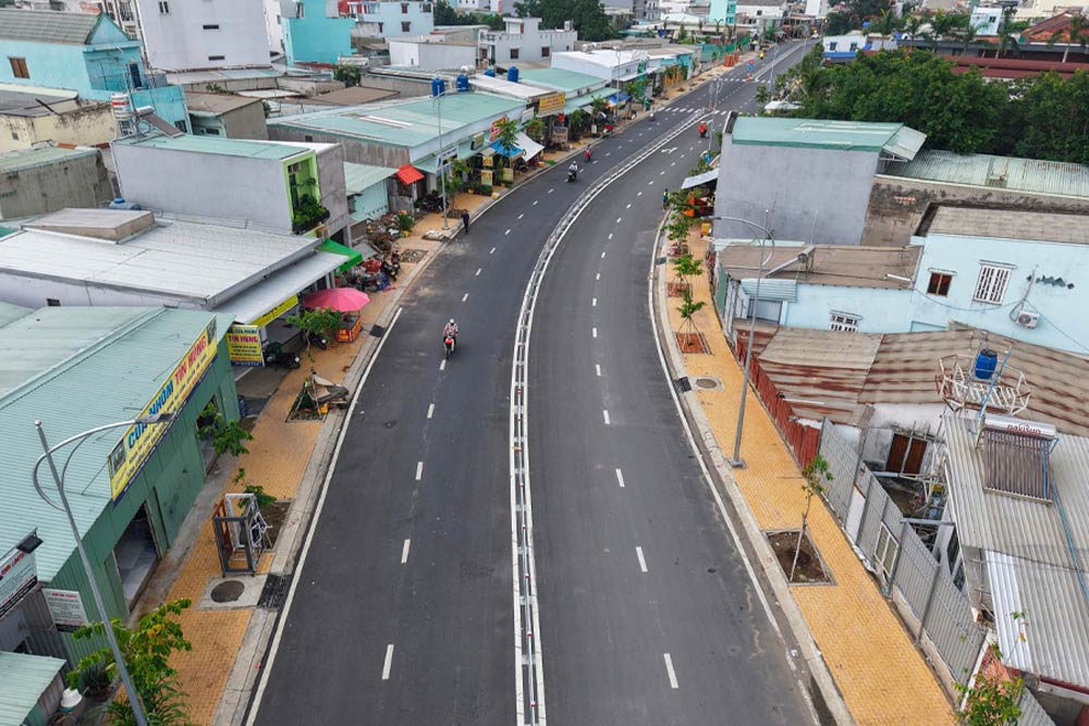 La canalisation d'eau noire se transforme en route spacieuse grace a un projet de plus de 880 milliards de dongs a Ho Chi Minh-Ville. Photo : Anh Tu