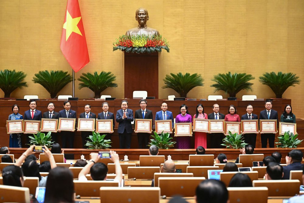 Chu tich Quoc hoi Tran Thanh Man trao Bang khen cua Uy ban Thuong vu Quoc hoi tang Truong doan, Pho Truong doan chuyen trach Doan dai bieu Quoc hoi cac tinh, thanh pho truc thuoc Trung uong da co thanh tich xuat sac. Anh: Quochoi.vn
