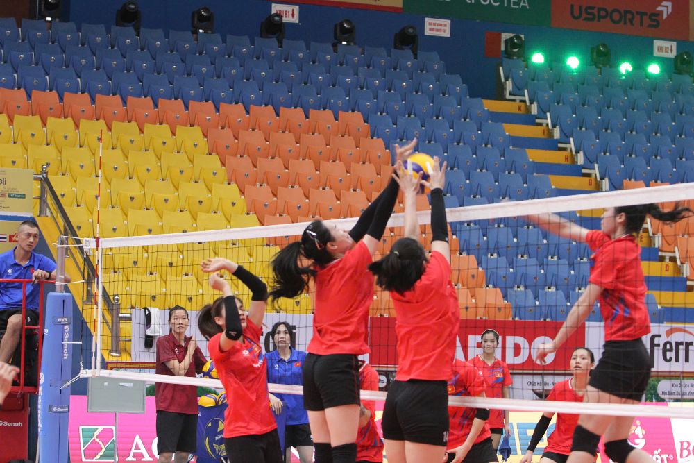 Dos equipos nacionales de voleibol de Vietnam son amigables antes de la Copa VTV 2025. Foto: Tri Lam Lam