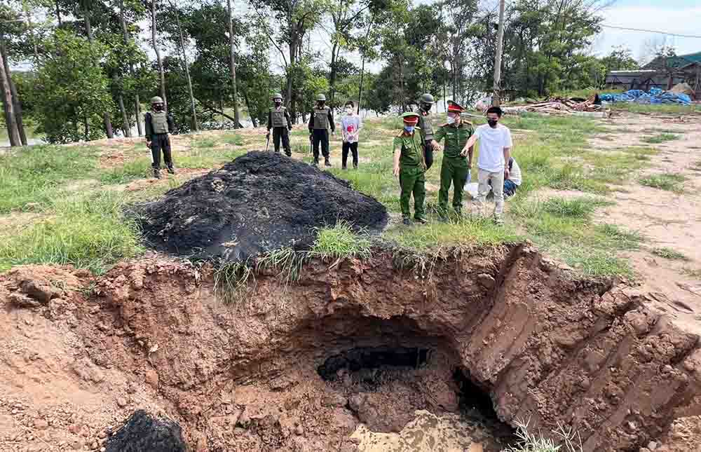 Công an TP Hà Nội triệt phá vụ chôn lấp chất thải công nghiệp trái phép tại huyện Sóc Sơn. Ảnh: CATP.