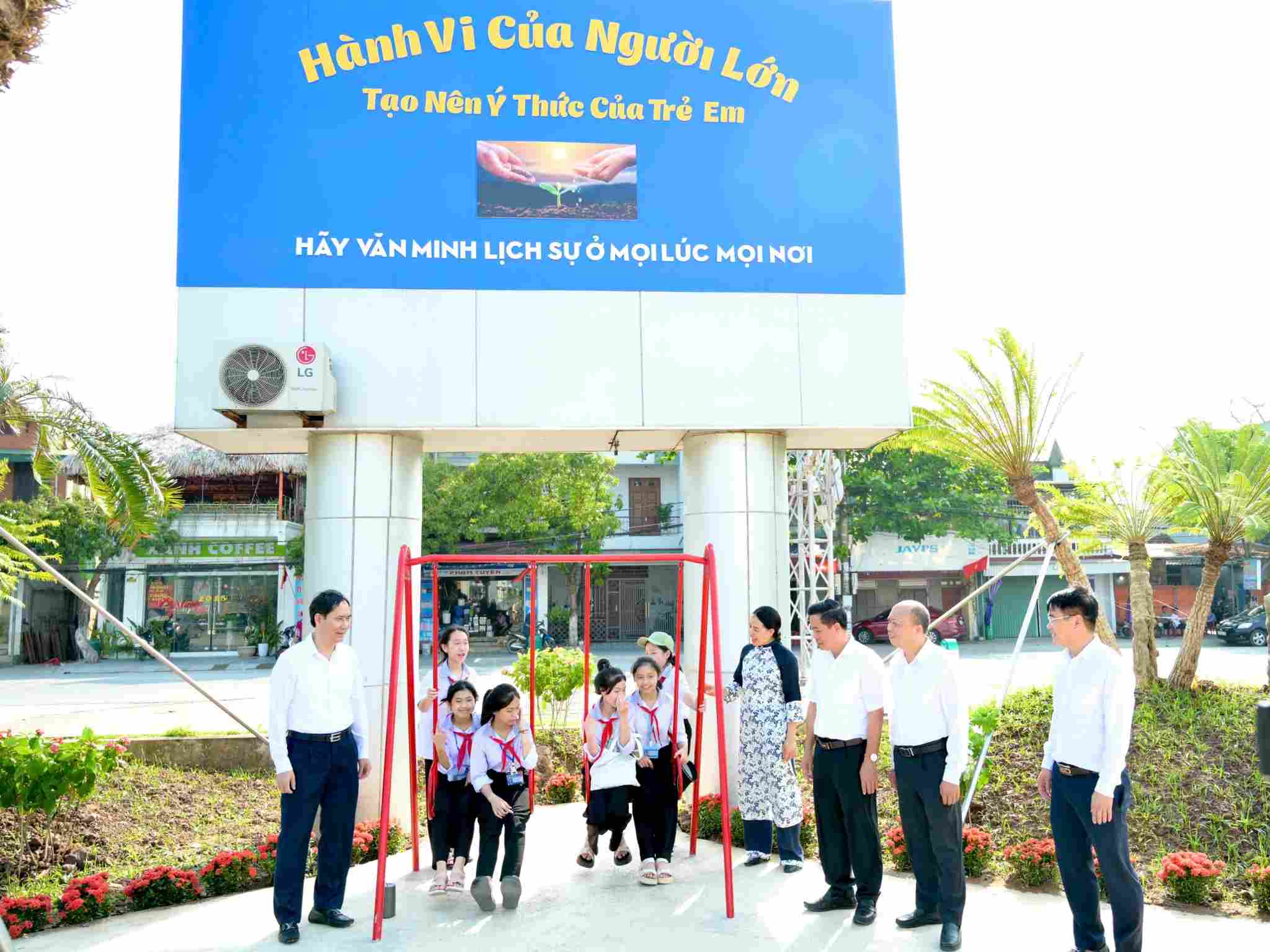 Cac cong trinh duoc khanh thanh va dua vao su dung da tao khong gian vui choi, giai tri cho nguoi dan va tre em vung nong thon. Anh: Nguyen Truong