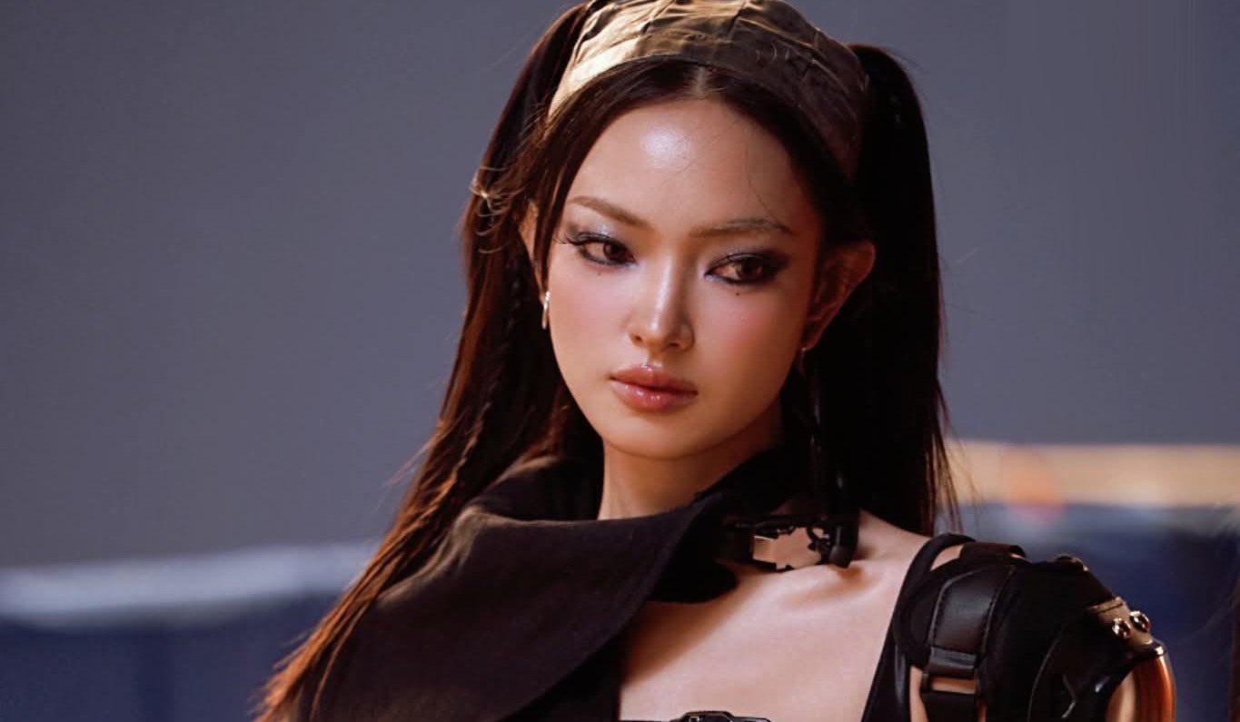 Chau Bui but pha o Em xinh say hi. Anh: NSX Em xinh say hi
