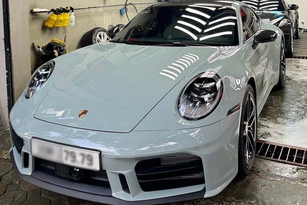 Porsche 911 992.2 en Hanoi atrajo la atencion con la matricula ganadora de hasta 510 millones. Foto: Quan Van Hoang