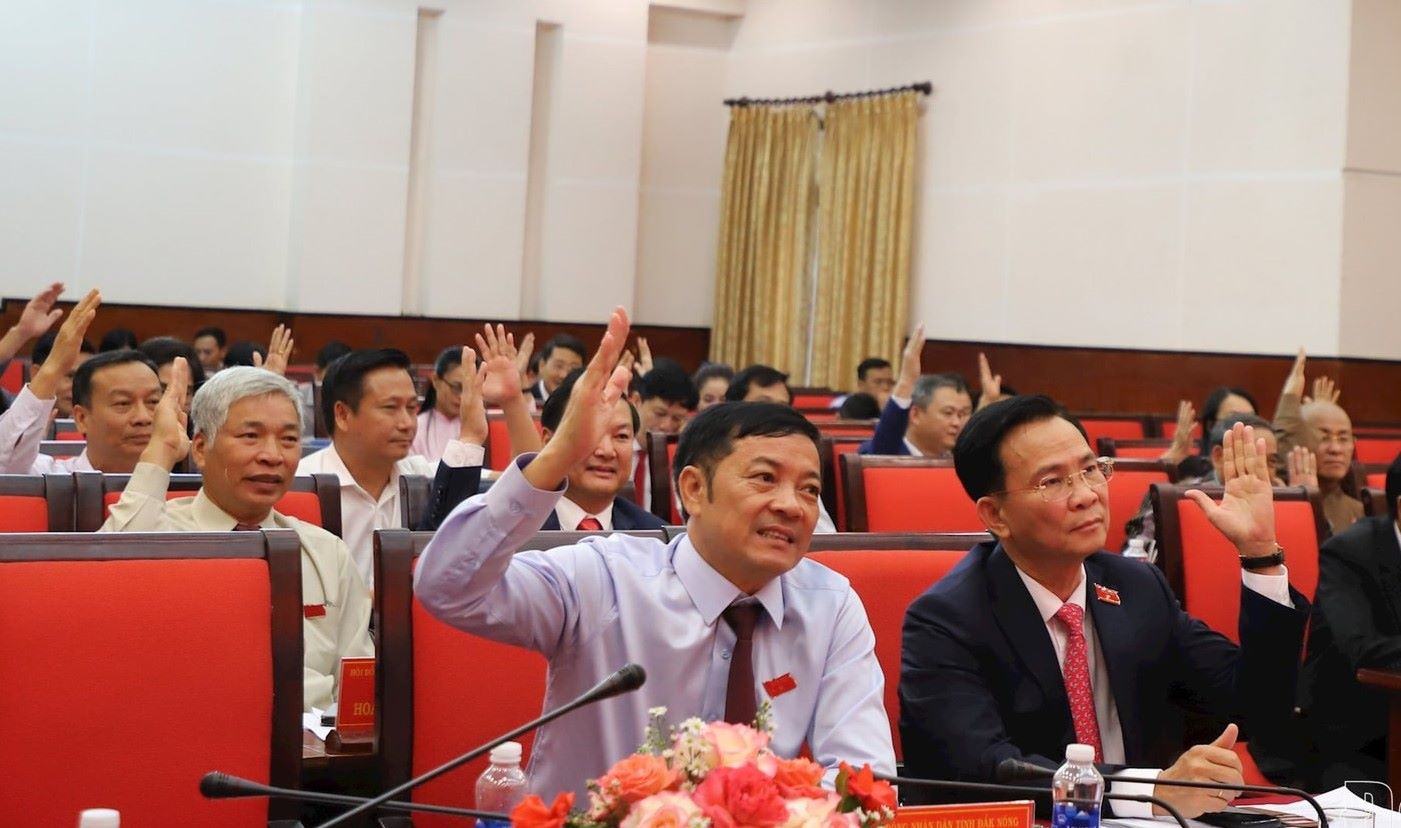 Cac dai bieu thong qua cac nghi quyet quan trong. Anh: Bao Lam