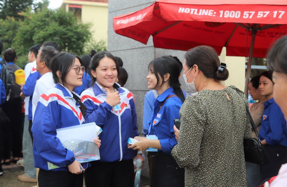 Tinh nguyen vien hoi tham thi sinh. Anh: Lam Hong