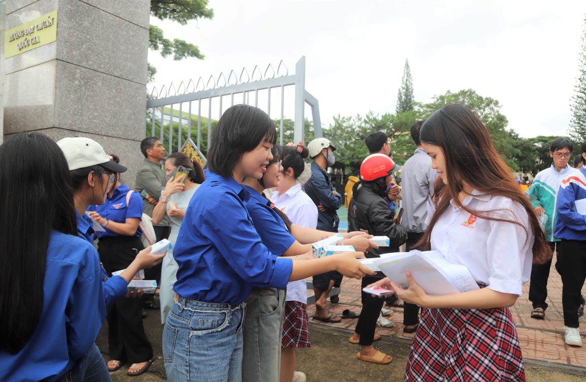 Cac thi sinh duoc tiep suc bang nuoc, sua...Anh: Lam Hong