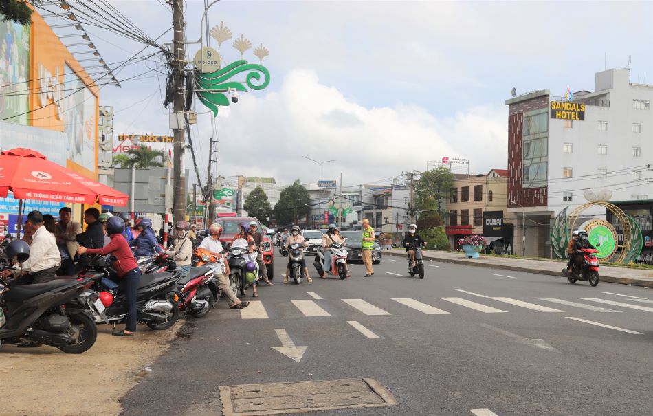 Cac tinh nguyen vien luon tuc truc tai cac diem thi de kip thoi ho tro thi sinh. Anh: Lam Hong