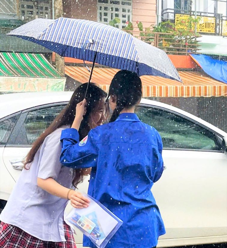 Thi sinh duoc tinh nguyen vien che o khi troi do mua. Anh: Lam Hong