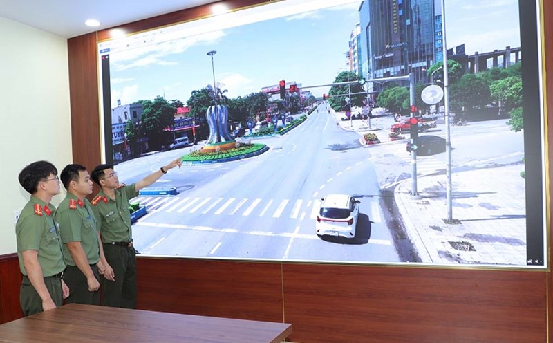 The police force deployed the installation of a security surveillance camera system and handled traffic violations. Photo: Ha Nam Provincial Police