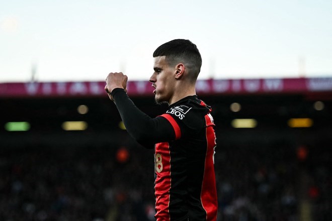 Milos Kerkez es actualmente uno de los defensores sobresalientes en la Premier League.  Foto: AFP