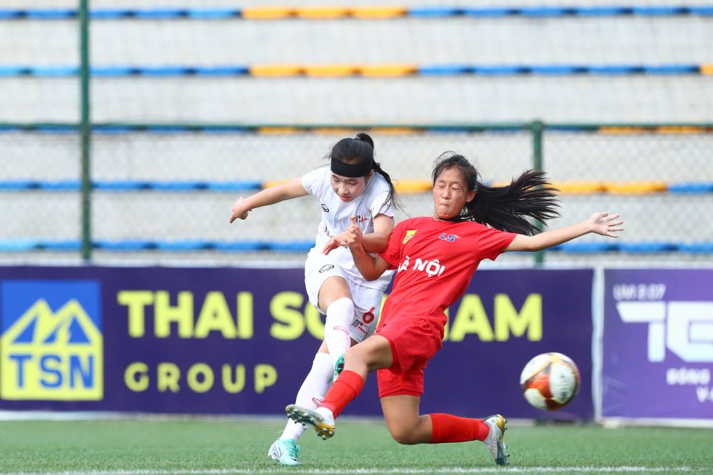 Hanoi U16 Women's Team (red shirt) won the first leg of the 2025 National U16 Women's Team Championship after a draw with Phong Phu Ha Nam. Photo: VFF