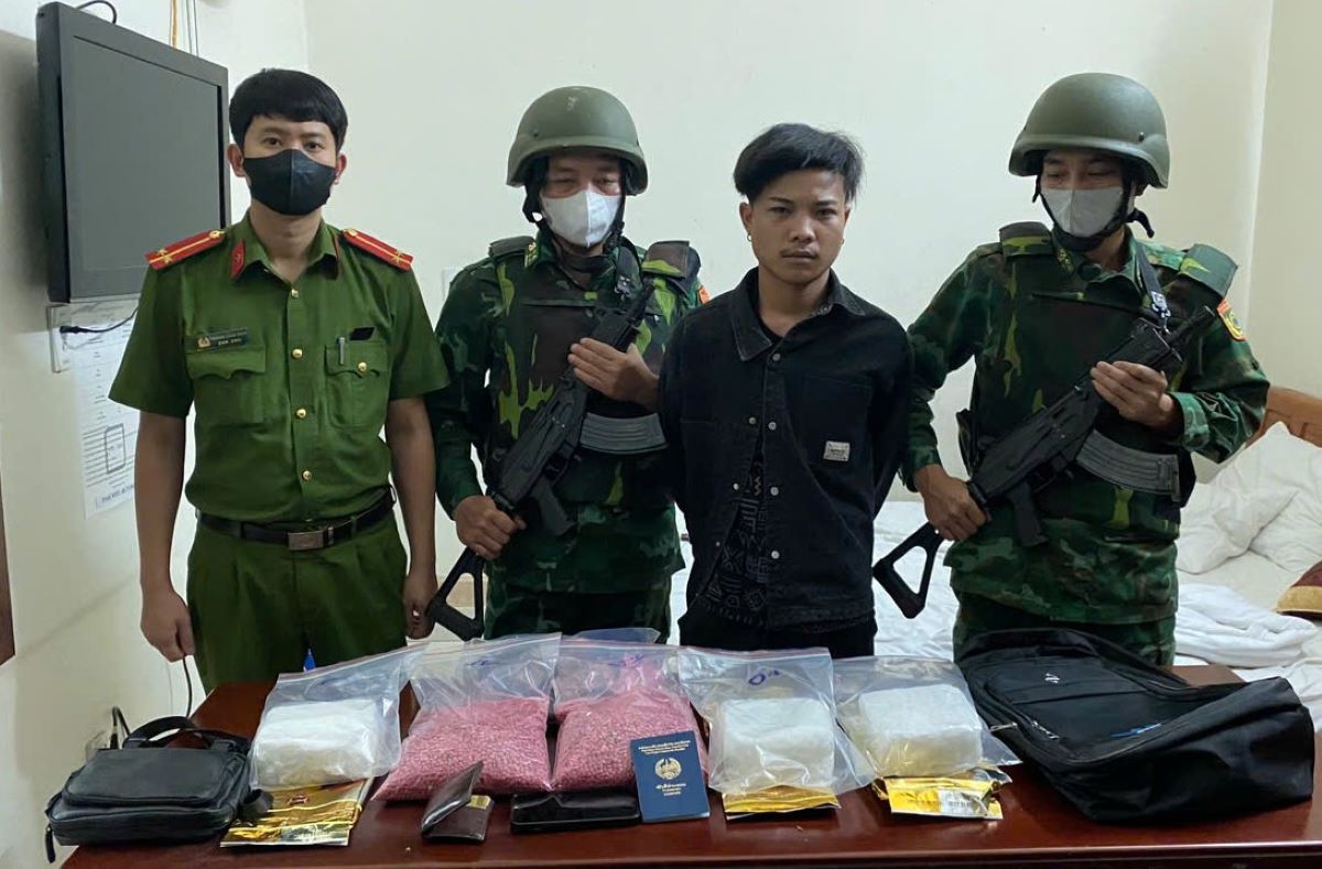 Border guards and police discovered and arrested a case of transporting smuggled and banned drugs. Photo: Han Nguyen