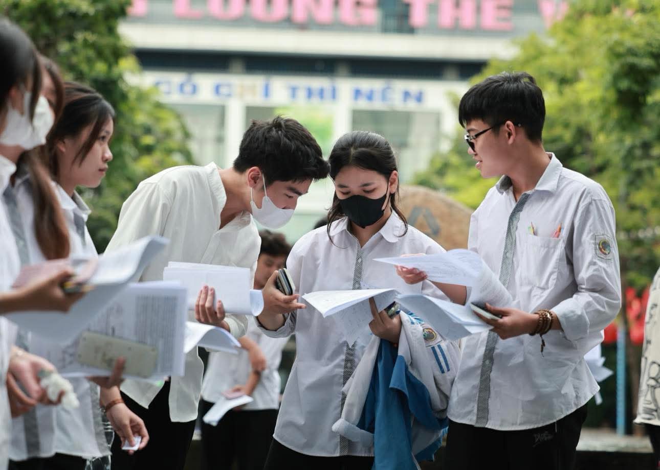 Candidates taking the 2025 high school graduation exam. The official exam questions and reference answers for the subject of Information Technology will be updated by Lao Dong immediately after the candidate has finished the exam. Photo: Hai Nguyen