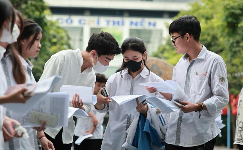 Candidates taking the 2025 high school graduation exam. The official exam questions and reference answers for the subject of Information Technology will be updated by Lao Dong immediately after the candidate has finished the exam. Photo: Hai Nguyen