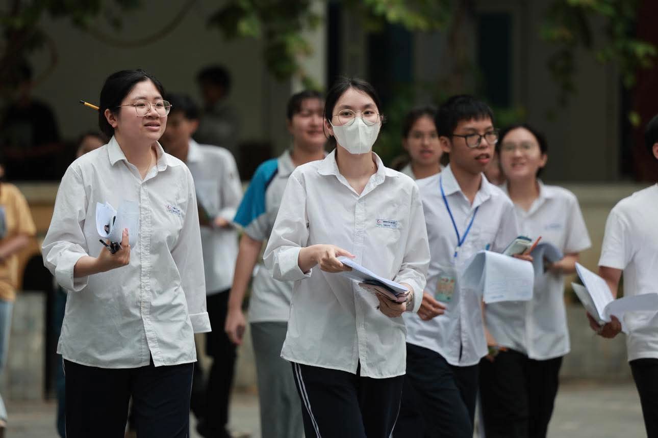 Candidates taking the 2025 high school graduation exam. The official exam, reference answers for Economic and Legal Education will be updated by Lao Dong immediately after the candidate finishes the exam. Photo: Hai Nguyen