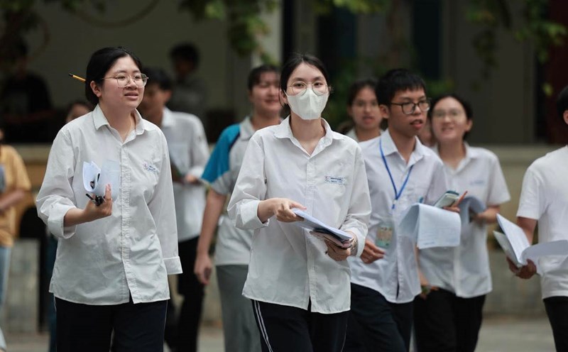 Candidates taking the 2025 high school graduation exam. The official exam, reference answers for Economic and Legal Education will be updated by Lao Dong immediately after the candidate finishes the exam. Photo: Hai Nguyen