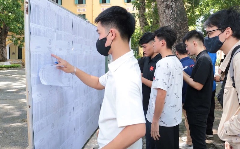 Candidates taking the 2025 high school graduation exam. The answer will be updated by Lao Dong as soon as the test time expires. Photo: Huu Chanh