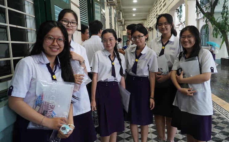 Candidates taking the 2025 high school graduation exam. The answer will be updated by Lao Dong immediately after the candidate finishes the exam. Photo: Chan Phuc