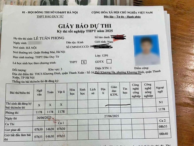 Giay bao du thi cua em Le Tuan Phong bi bo quen tai quan che o chung cu HH Linh Dam (Hoang Mai, Ha Noi). Anh: Phuong Bui