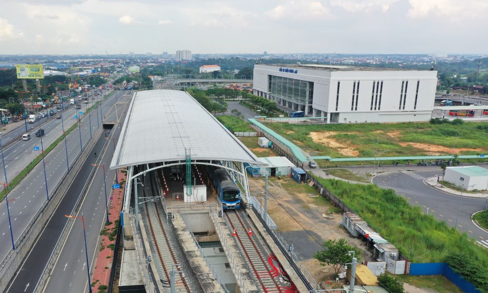 Metro No. 1 en la estacion Suoi Tien (cerca de la nueva estacion de autobuses del este, Ciudad de Thu Duc, ciudad de Ho Chi Minh). Foto: ANH TU