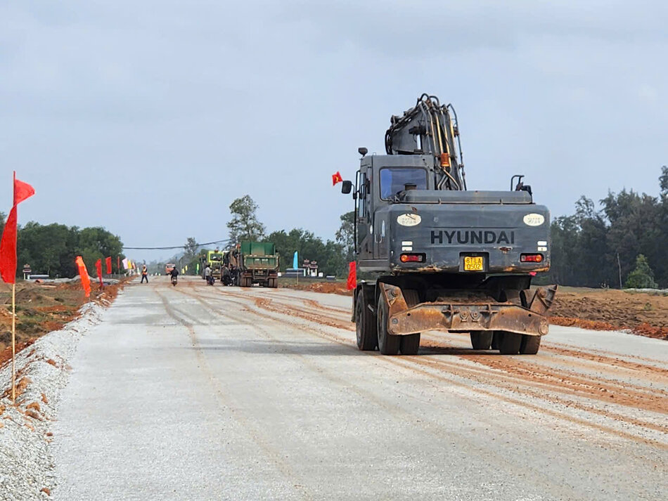 Construccion de Dung Quat - Proyecto de carretera costera de Sa Huynh a traves del distrito de Mo Duc, provincia de Quang Ngai. Foto: Vien Nguyen