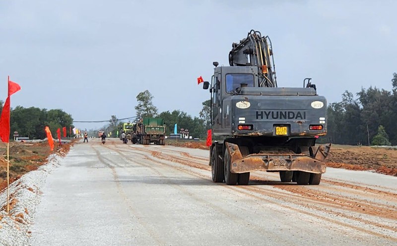 Construction of the Dung Quat - Sa Huynh coastal road project through Mo Duc district, Quang Ngai province. Photo: Vien Nguyen