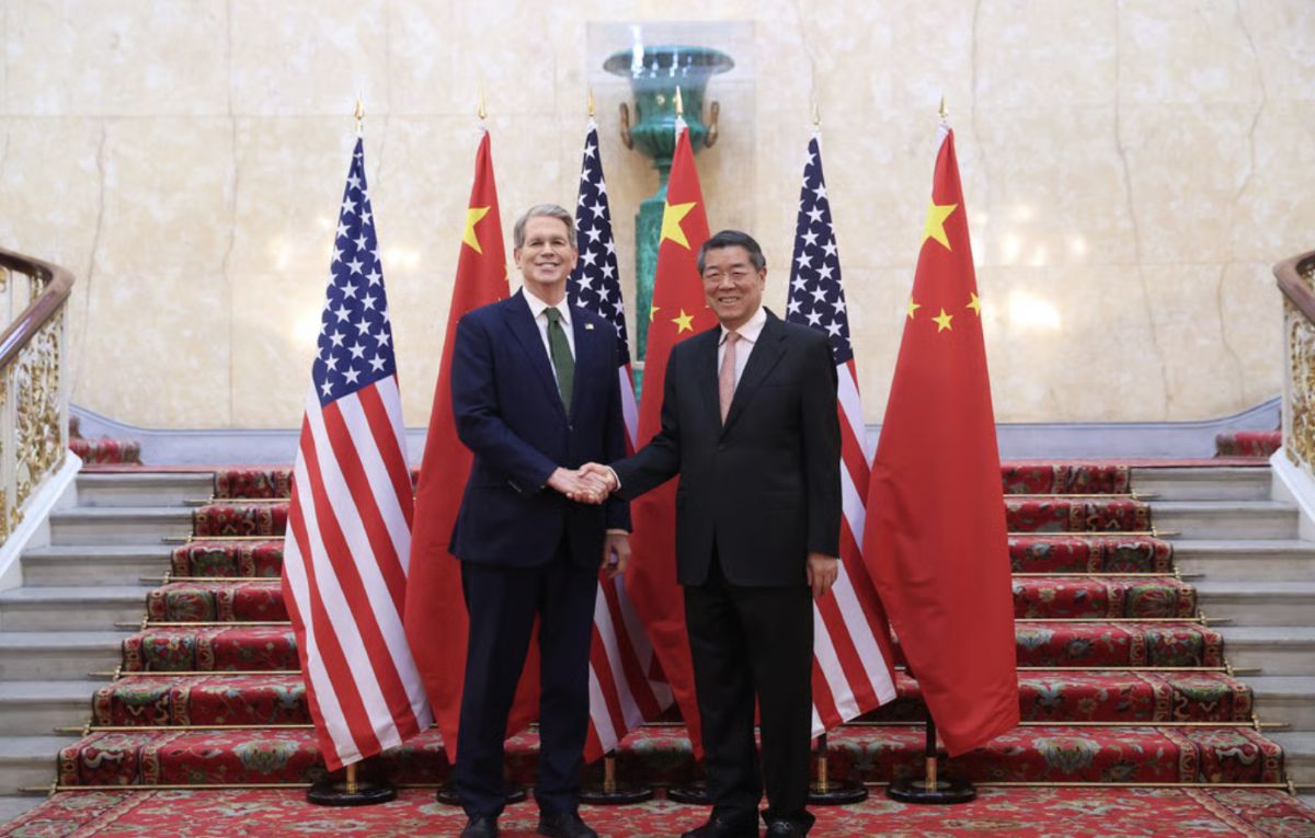 El Secretario de Comercio de los Estados Unidos, Scott Bessent (izquierda) y el Viceprimer Ministro Chino, HA Lap Phong, en negociaciones comerciales en Londres, Inglaterra, el 9.6.2025. Foto: Xinhua