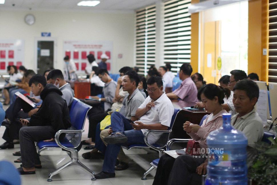 People come to handle administrative records and procedures in Binh Dinh. Photo: Dinh Truong