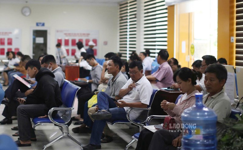 People come to handle administrative records and procedures in Binh Dinh. Photo: Dinh Truong