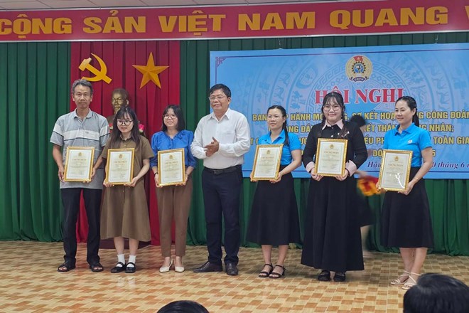Hậu Giang đưa kiến thức pháp luật giao thông đến từng phân xưởng