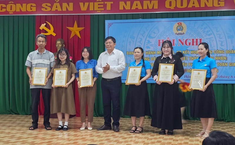 Awarding prizes to individuals who won prizes in the online contest "Learning about the law on traffic order and safety". Photo: Dieu Hoang